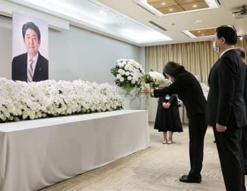 7月、日本台湾交流協会台北事務所で、安倍元首相の遺影に花を手向ける台湾の蔡英文総統＝台北（総統府提供・共同）