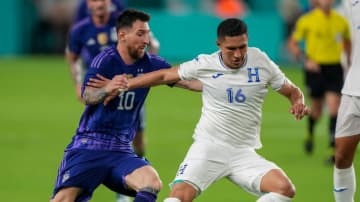メッシ、密着マーク選手とユニフォーム交換！「開始1分で悟った」と明かす