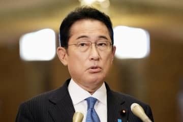 岸田首相＝25日午後、首相公邸