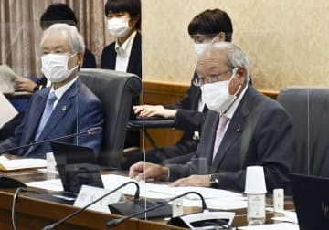 財政制度等審議会の分科会であいさつする鈴木財務相（右）＝26日午前、財務省