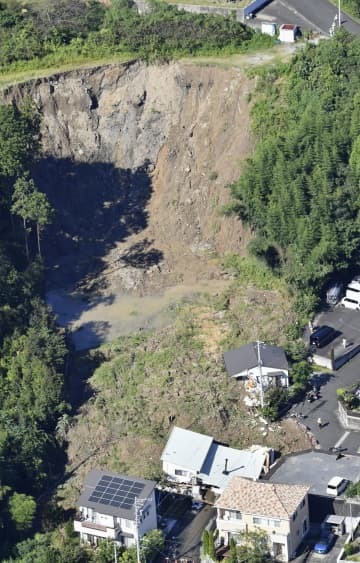 浜松市天竜区の土砂崩れ現場＝24日（共同通信社ヘリから）