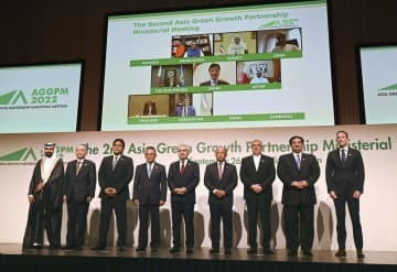 「東京GXウィーク」が開幕し、記念撮影する各国の閣僚ら＝26日午後、東京都千代田区