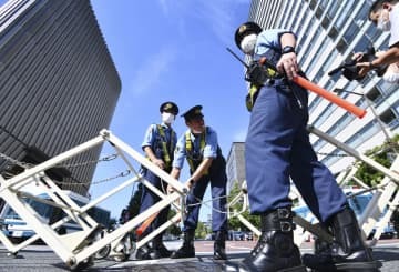 安倍元首相の国葬が行われる日本武道館近くの道路を封鎖する警察官＝27日午前9時3分、東京都千代田区