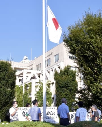 埼玉県庁前で半旗掲揚に抗議する、安倍元首相の国葬に反対する市民グループのメンバーら＝27日午前8時15分