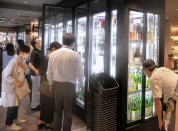 買い物客でにぎわう西武池袋本店の酒類売り場＝27日午後、東京都豊島区
