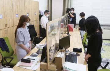 黙とうする農水省の職員ら＝27日午後2時10分ごろ