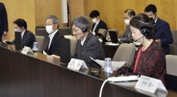 携帯電話の「ローミング」導入に向け、総務省が開いた有識者会議＝28日午前、総務省
