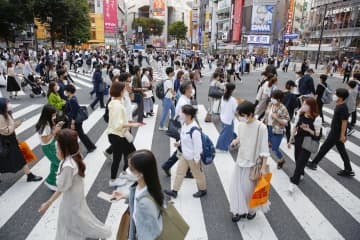 東京・渋谷の繁華街を行き交う人たち＝2021年
