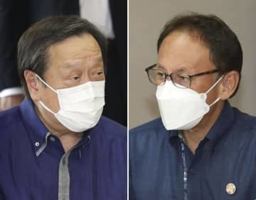 会談する浜田防衛相（左）と沖縄県の玉城デニー知事＝28日午後、沖縄県庁