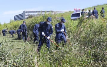 江戸川河川敷で南朝芽さんの捜索にあたる千葉県警の捜査員＝28日午前、千葉県流山市