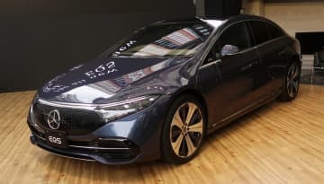 メルセデス・ベンツ日本が発表した電気自動車「EQS」＝29日午後、東京都港区