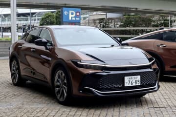 トヨタ自動車の新型クラウンの「クロスオーバー」＝29日午後、横浜市