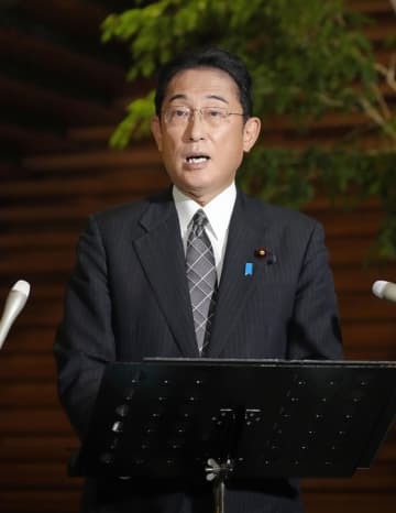 報道対応する岸田首相＝29日午後、首相官邸