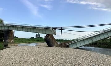 8月の大雨で崩れたJR磐越西線の、福島県喜多方市の濁川に架かる鉄橋＝5日（JR東日本提供）