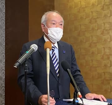 29日、フィリピンの首都マニラで取材に応じる鈴木財務相（共同）