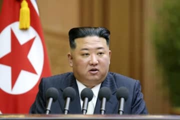 8日、最高人民会議で演説する北朝鮮の金正恩朝鮮労働党総書記（朝鮮中央通信＝共同）