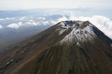 初冠雪した富士山の頂上付近＝30日午前10時3分（共同通信社ヘリから）