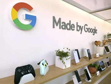 米グーグルのクラウドゲームサービス「スタディア」で使うコントローラー（左端）＝2019年5月、カリフォルニア州マウンテンビュー（共同）