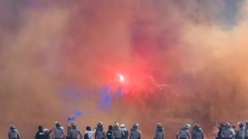 日本人ゴールの試合で120人以上が死亡する大惨事…ファン乱入で大混乱