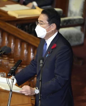 第210臨時国会で所信表明演説をする岸田首相＝3日午後、衆院本会議場
