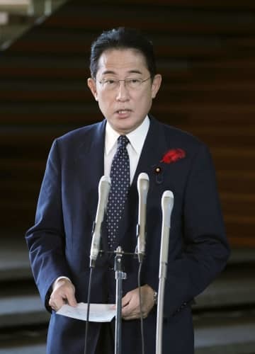 北朝鮮のミサイル発射を受け、記者団の取材に応じる岸田首相＝4日午前8時22分、首相官邸