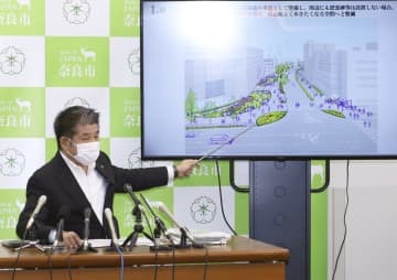 記者会見する奈良市の仲川げん市長＝4日午後、奈良市役所