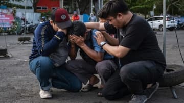 125人死亡のインドネシア事故…15歳娘を亡くした父がサッカー界から去るつもりだったコーチを励ます