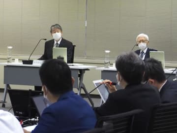 経産省担当者から説明を受ける原子力規制委の山中伸介委員長（左奥）ら＝5日午前、東京都港区