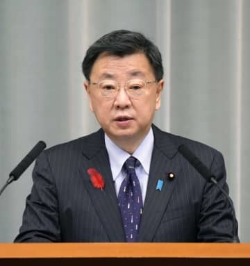 記者会見する松野官房長官＝5日午前、首相官邸