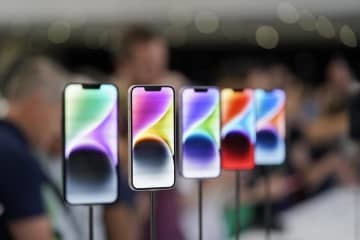 アップルのイベントで展示された「iPhone14」＝9月、米カリフォルニア州（AP＝共同）