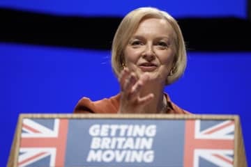 英与党保守党の党大会で演説するトラス首相＝5日、英バーミンガム（AP＝共同）