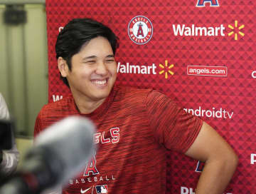 試合後、取材に応じるエンゼルスの大谷翔平＝5日、オークランド（共同）