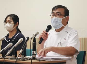 記者会見する慈恵病院の蓮田健院長（右）＝6日午後、熊本市