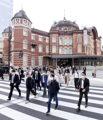 マスク姿で通勤する人たち＝2020年4月、東京・丸の内