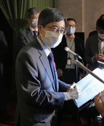 閣議後、取材に応じる寺田総務相＝7日午前、国会