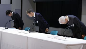 記者会見の冒頭、頭を下げる日野自動車の小木曽聡社長（中央）ら＝7日午後、東京都千代田区