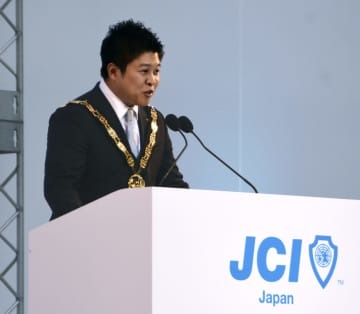 日本青年会議所の会頭に選出され抱負を述べる、麻生商事社長の麻生将豊氏＝8日午後、大分市