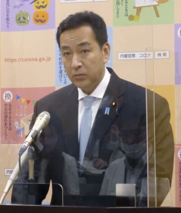 山際経済再生担当相