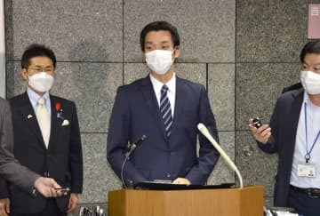 北朝鮮の弾道ミサイル発射を受け、記者団の取材に応じる井野俊郎防衛副大臣（中央）＝9日未明、防衛省