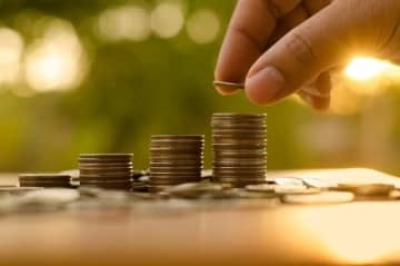 お金持ちの定義はいろいろありますが、不安を解消するためにお金を貯めても、不安がなくなり、幸せを感じられるかどうかはわかりません。今回は、幸せなお金持ちになるコツについて考えてみたいと思います。