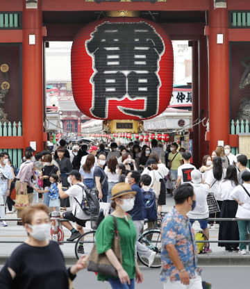 観光客らでにぎわう東京・浅草の雷門前＝8月