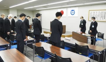 大津市の中2男子生徒自殺から11年となり、黙とうする市教育委員会の職員ら＝11日午前、大津市役所（同市提供）