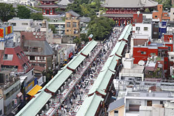 観光客らが行き交う東京・浅草の仲見世通り＝8月