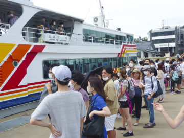 観光客らでにぎわう日本三景の松島の観光船乗り場＝8月、宮城県松島町