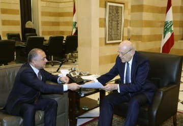 11日、イスラエルとの海洋境界画定の最終案を交渉担当の高官から受け取るレバノンのミカティ首相（右）＝ベイルート（AP＝共同）