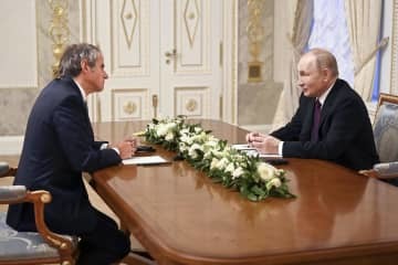 会談するプーチン大統領（右）とIAEAのグロッシ事務局長＝11日、サンクトペテルブルク（AP＝共同）