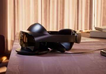 米メタが公開した新型VR端末の「クエストプロ」（同社提供・共同）