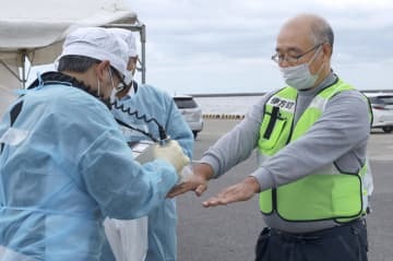 放射性物質の検査を受ける愛媛県からの避難者＝12日午後、大分市