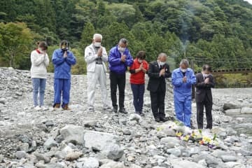 2019年の台風19号上陸から3年を迎え、犠牲者を悼み手を合わせる高崎幸江さん（右から4人目）と相模原市の本村賢太郎市長（同3人目）ら＝12日午前、相模原市緑区