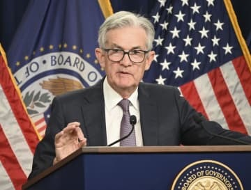 9月、記者会見する米FRBのパウエル議長＝ワシントン（共同）